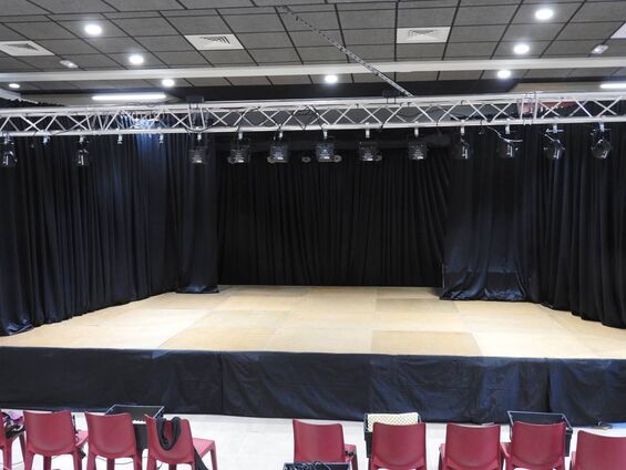 Vendredi 3 février à J-1 : Montage de la structure et mise en place des rideaux pour la scène
