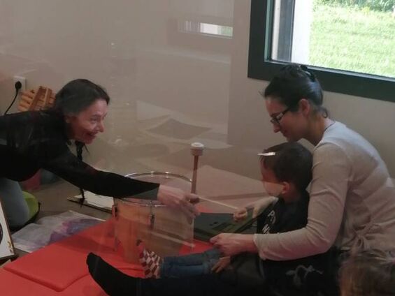 Les participants ont découvert de nombreux instruments et ont participé à une fabuleuse histoire musicale avec Marie de la Compagnie Arabesques d'Artois