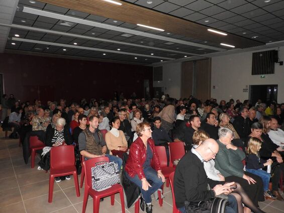 Plus de 200 personnes prennent place dans la salle Le Thotem