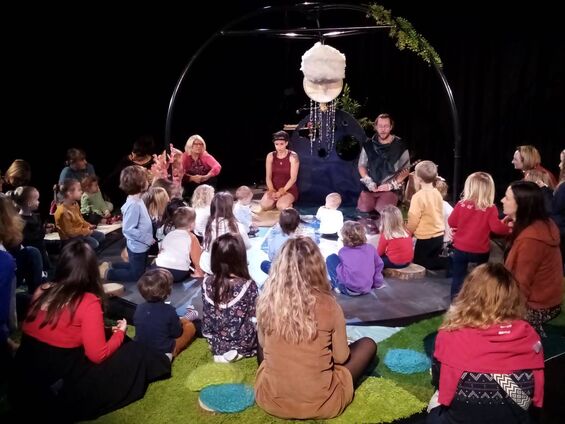 Mêlant cirque et musique, Minouches est un spectacle participatif où une scénographie immersive se déploie progressivement pour guider chacun dans la découverte des sens, de soi, de l'espace et de l'autre