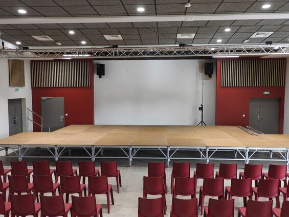 Lundi 30 janvier : Premiers préparatifs avec le montage du podium