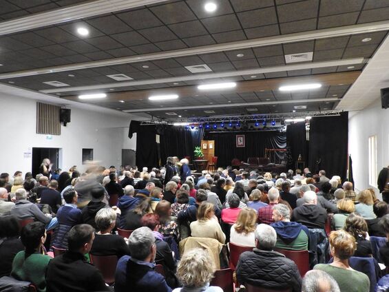 Plus de 200 personnes prennent place dans la salle Le Thotem