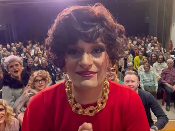 Selfie avec un public chaud et réceptif qui a apprécié la Compagnie "Les Durs à Queer" et leur spectacle