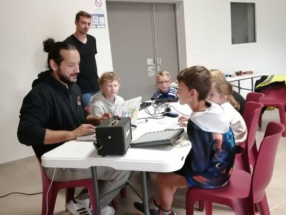 C.L.É.A. 2023-2024 : intervention de l'artiste Moh pendant les accueils de loisirs